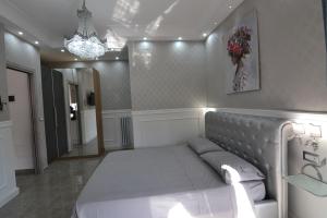 A bed or beds in a room at SILVER SUITE