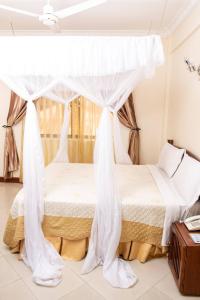 Een bed of bedden in een kamer bij Briston Hotel