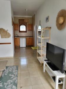 Televízia a/alebo spoločenská miestnosť v ubytovaní Global Immo 8008 CASA HENDRE