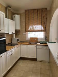 Kuchyňa alebo kuchynka v ubytovaní Global Immo 8008 CASA HENDRE
