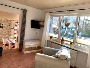a living room with a couch and a window at Ferienwohnung in Kappeln in Kappeln