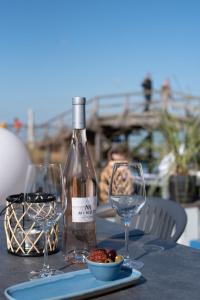 a bottle of wine and two glasses on a table at Hafenmeisterei in Steinhude