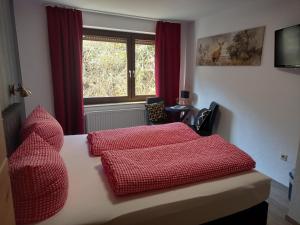 A bed or beds in a room at Hotel Engelbracht inklusive MeineCardPlus