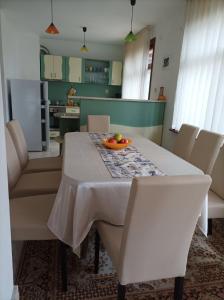 uma mesa de jantar com uma taça de fruta em Villa Mars em Sunny Beach