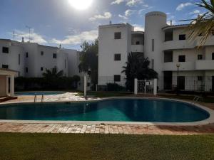 ein Schwimmbad vor einem Gebäude in der Unterkunft Beach Apartment Terrace in Vilamoura