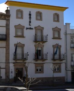 INATEL Castelo De Vide في كاستيلو دي فيدي: مبنى ابيض فيه بلكونات جنبه