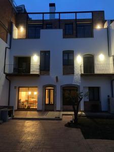 un gran edificio blanco con patio por la noche en CAN LLAVI - LLAUT en Canet de Mar