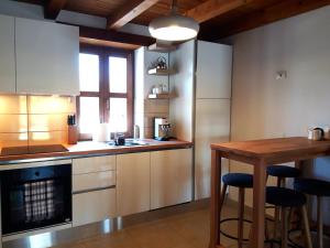 eine Küche mit einem Holztisch und einer Arbeitsplatte in der Unterkunft Villa Luksa in Grožnjan