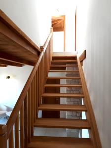 eine Treppe in einem Haus mit Holzgeländer in der Unterkunft Villa Luksa in Grožnjan