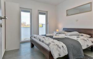 Posteľ alebo postele v izbe v ubytovaní Nice Home In Varazdin Breg With Sauna