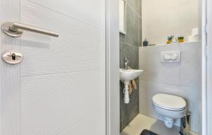 Kúpeľňa v ubytovaní Nice Home In Varazdin Breg With Sauna