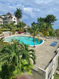 Hồ bơi trong/gần Coastal Beauty - Beautiful Penthouse Condo in Ocho Rios