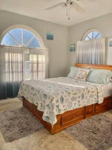 Giường trong phòng chung tại Coastal Beauty - Beautiful Penthouse Condo in Ocho Rios
