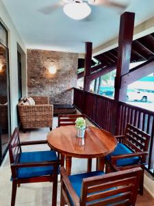 een eetkamer met een houten tafel en stoelen bij Lovely Beachfront 2 bedrooms condo with 2 pools in Las Terrenas