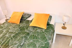 een bed met twee kussens in een kamer bij 3BDR Casa El Poris in Poris de Abona