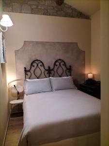 Posteľ alebo postele v izbe v ubytovaní B&B SASSO DI ROCCA