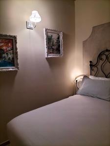 Posteľ alebo postele v izbe v ubytovaní B&B SASSO DI ROCCA