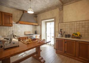 Kuchyňa alebo kuchynka v ubytovaní B&B SASSO DI ROCCA