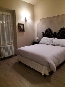 Posteľ alebo postele v izbe v ubytovaní B&B SASSO DI ROCCA