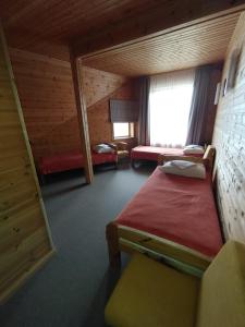Postel nebo postele na pokoji v ubytování Tauriņkrasti