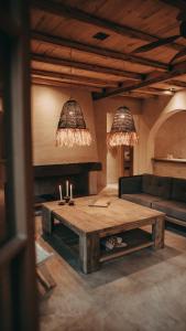 Posada Rebaños في سان رافاييل: غرفة معيشة مع طاولة خشبية وثريات