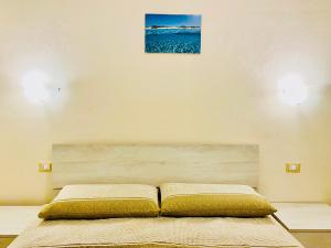 Un pat sau paturi într-o cameră la Nuova Residenza dei 7 Pini a pochi passi dal mare