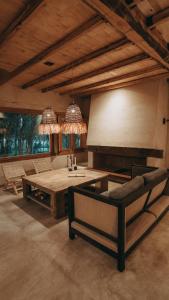 een grote kamer met een houten tafel en banken bij Posada Rebaños in San Rafael
