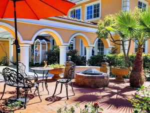 a patio with a table and chairs and an umbrella at 628 Madre Street in Pasadena