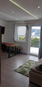 een woonkamer met een tafel en een groot raam bij Sonneck Schonach in Schonach