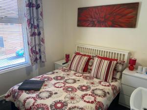 A bed or beds in a room at Melrose Guest House