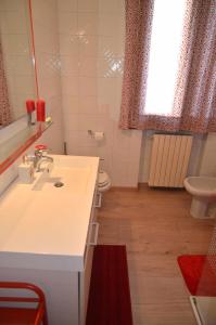 łazienka z umywalką, toaletą i oknem w obiekcie Montello Apartment Noale w mieście Noale +37 zdjęć