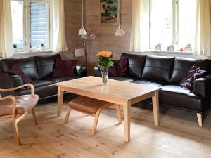 Helberskovにある6 person holiday home in Hadsundのリビングルーム(テーブル、ソファ付)