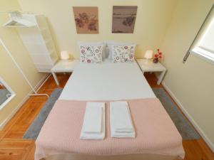 een kleine kamer met een bed en twee tafels bij Oporto Guest Alegria Flat Downtown in Porto