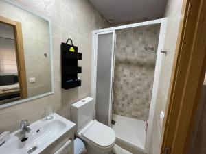 A bathroom at Apartamento céntrico en Plaza San Miguel Még 22 kép