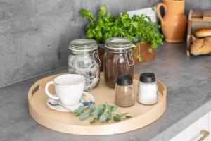 Příslušenství pro přípravu čaje a kávy v ubytování London - Cozy City Stay by Lion Apartments Sopot