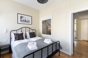 Postel nebo postele na pokoji v ubytování London - Cozy City Stay by Lion Apartments Sopot