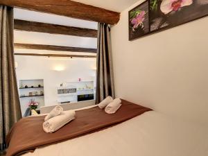 sypialnia z łóżkiem z dwoma ręcznikami w obiekcie Nestor&Jeeves - ZEN - Central - Very close beaches w Nicei