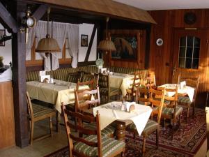 a restaurant with tables and chairs in a room at Land-gut-Hotel Landhaus Heidehof in Clenze