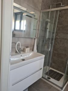 y baño con lavabo y ducha. en Apartman Ružica Split en Split