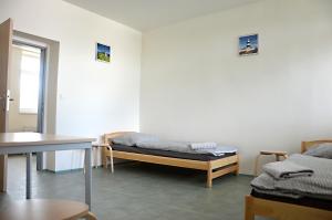 pokój z łóżkiem i stołem w obiekcie Ubytovna a Cykloubytovna Koupaliště Kadaň w mieście Kadaň +18 zdjęć