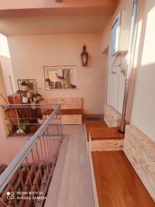 una escalera en una casa con suelo de madera y ventana en B&B Ebo' en Olbia