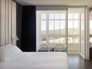 Łóżko lub łóżka w pokoju w obiekcie Moure Hotel