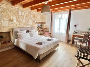 um quarto com uma cama grande e uma parede de madeira em La Gomerie Chambres d'Hotes em Saint-Émilion
