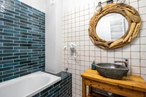 a bathroom with a sink and a tub and a mirror at Apartament Starówka 10 (Miodova) in Toruń +12 photos