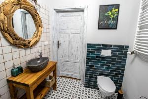 a bathroom with a sink and a mirror at Apartament Starówka 10 (Miodova) in Toruń