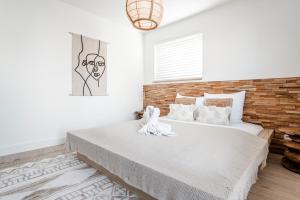 um quarto com uma cama grande e uma parede de tijolos em Marley’s Beachhouse - Luxury Guest Room with balcony em Zandvoort