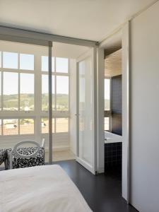 Łóżko lub łóżka w pokoju w obiekcie Moure Hotel
