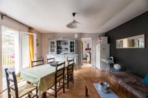 a kitchen and dining room with a table and chairs at LA PETITE MAISON DU LAC in Biscarrosse