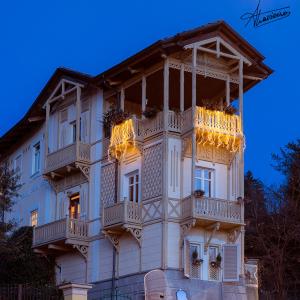 un gran edificio blanco con balcones. en Del Nobile Apartment, en Turín