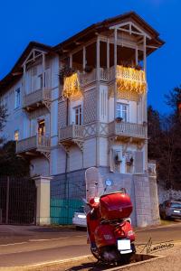 una moto roja estacionada frente a un edificio en Del Nobile Apartment, en Turín